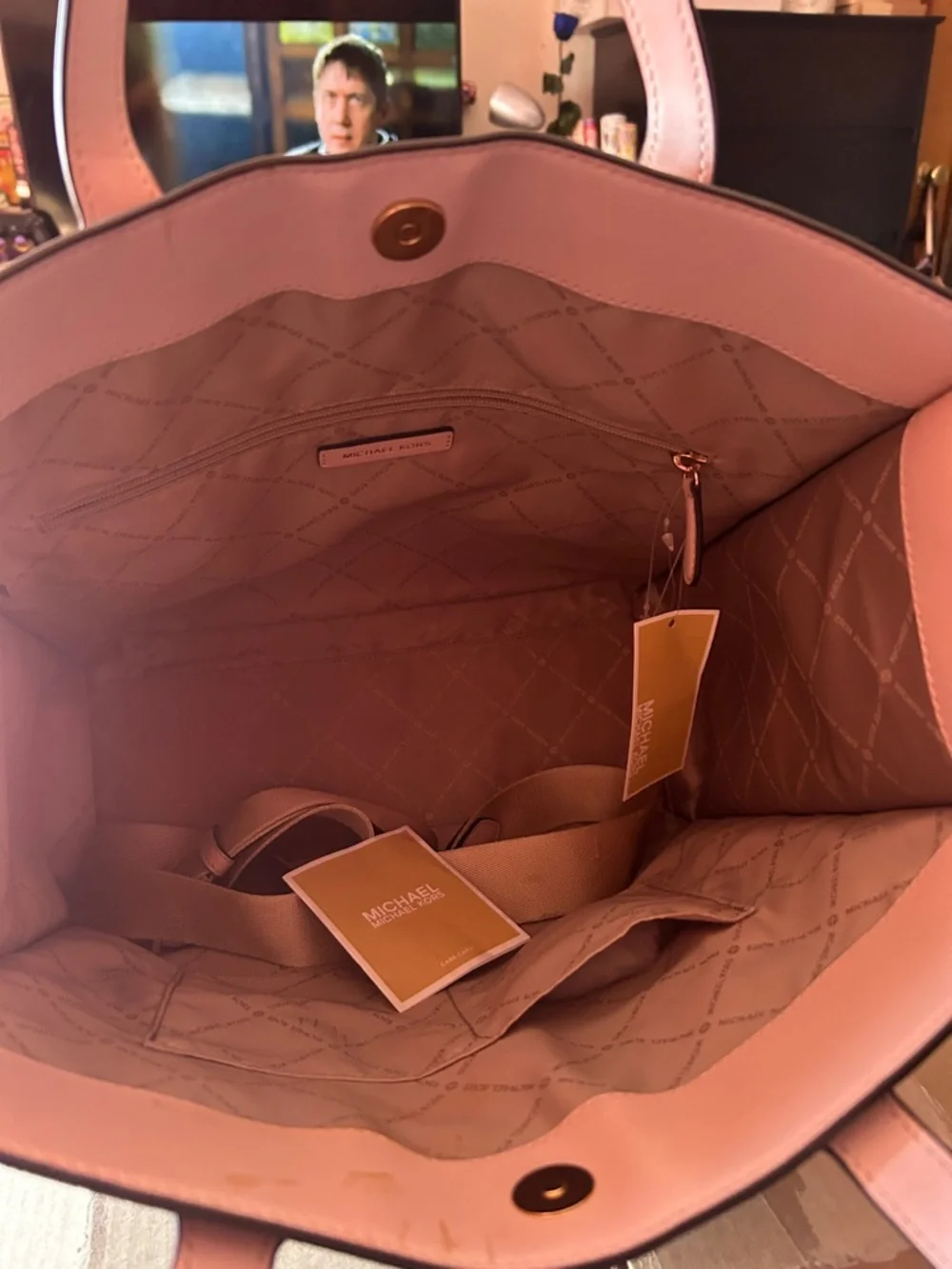 Like New Michael Kors Satchel - Picture 3 of 9